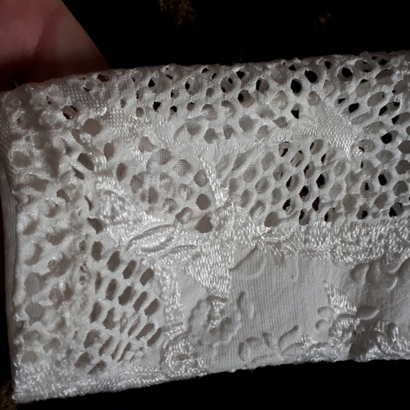 Beautiful Va Va Voom off the shoulder dress white. - Picture 4 of 4